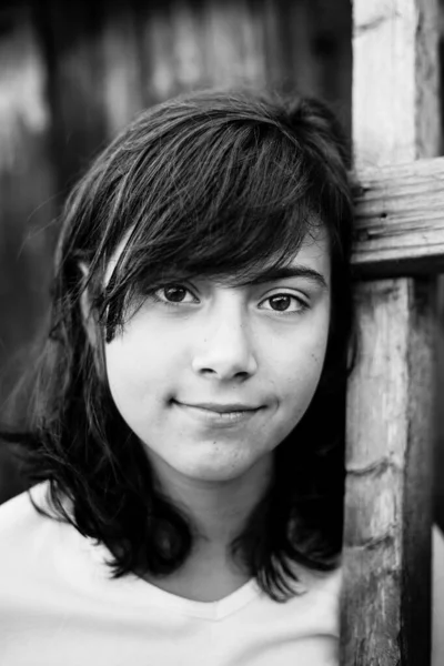 Porträt Des Schwarzäugigen Teenie Mädchens Freien Schwarz Weiß Fotografie — Stockfoto