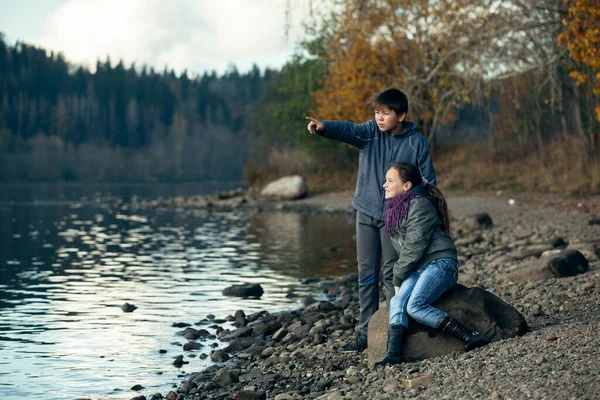 Teenage Couple Meet Bank River — Stock Photo, Image