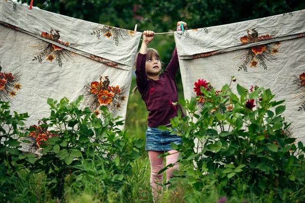 Malá Roztomilá Dívka Kolíkem Prádlo Šňůrou Prádlo — Stock fotografie