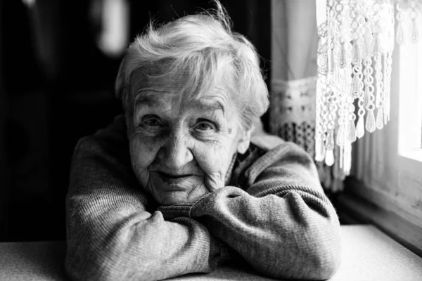 Retrato Una Anciana Sentada Mesa Foto Blanco Negro —  Fotos de Stock