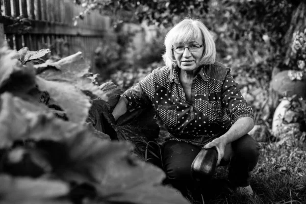 Volwassen Vrouw Met Een Courgette Zijn Tuin Zwart Wit Foto — Stockfoto