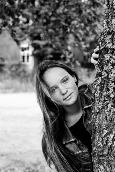 Huş Ağacındaki Genç Kız Siyah Beyaz Fotoğraf — Stok fotoğraf