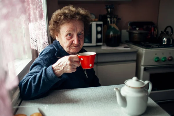 Stará Žena Pije Čaj Kuchyni Sebe Doma — Stock fotografie