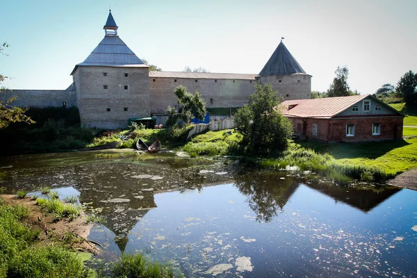 ロシア北部の池の近くの古い石造りの要塞 — ストック写真