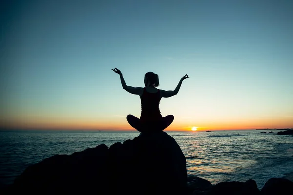 Yoga Silhouette Frau Strand Bei Herrlichem Sonnenuntergang — Stockfoto