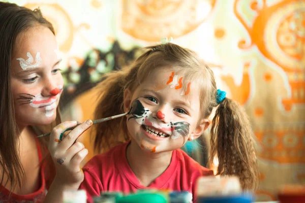 Duas Irmãs Fofas Brincando Com Pintura Facial — Fotografia de Stock