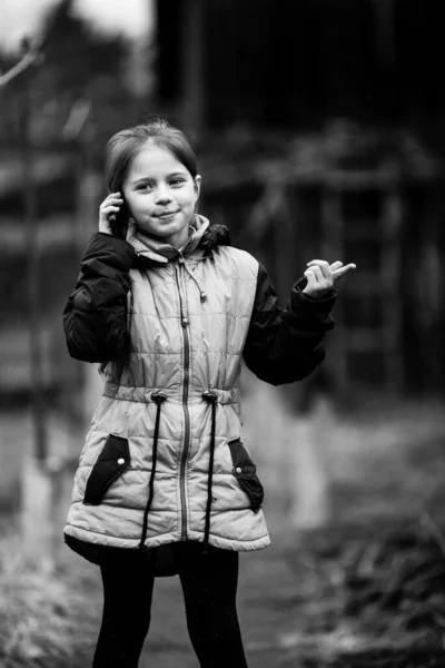 Kleines Mädchen Das Auf Dem Handy Freien Steht Schwarz Weiß — Stockfoto