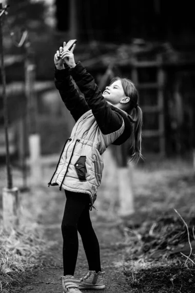 Niña Hace Selfie Teléfono Aire Libre Foto Blanco Negro —  Fotos de Stock