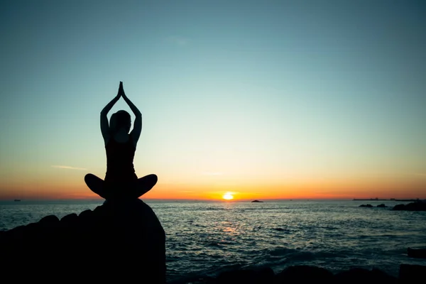 Silhouette Yoga Femme Pratiquant Pendant Coucher Soleil Sur Plage Océan Images De Stock Libres De Droits