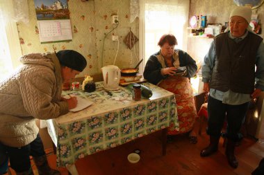 OZERA, RUSSIA - SEP 23, 2011: Uluslararası Yaşlılar Günü Faaliyetleri sırasında (1 Ekim), emekliler ve engelliler için çalışan sosyal hizmetler merkezi, yaşlı bir kadından emir alır.