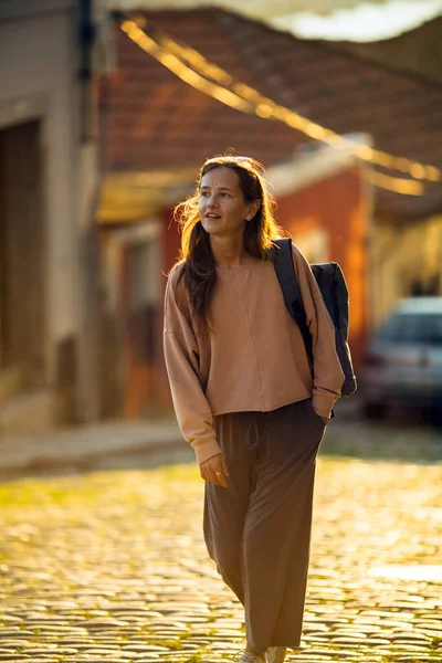 Een Jonge Vrouw Loopt Straat Van Oude Stad Tijdens Zonsondergang — Stockfoto