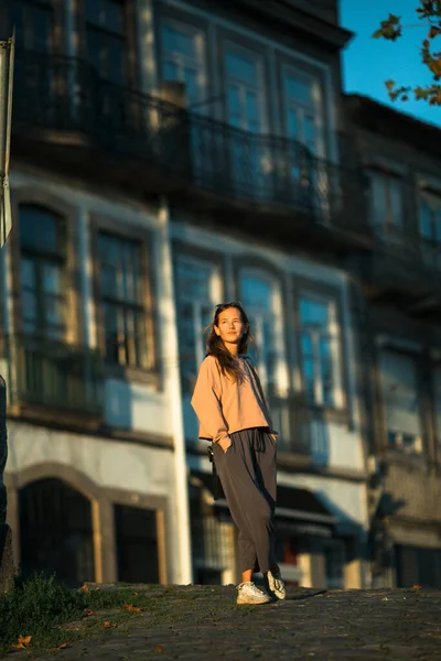 Jovem Mulher Rua Cidade Velha — Fotografia de Stock