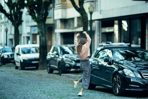 Junge Frau Tanzt Mitten Auf Dem Bürgersteig — Stockfoto