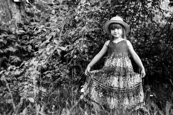 Petite Fille Avec Chapeau Paille Dans Parc Photographie Noir Blanc — Photo