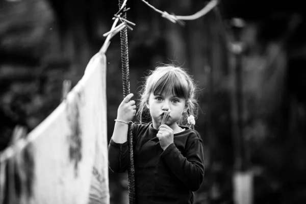 Menina Engraçada Com Espinha Roupa Varal Fotografia Preto Branco — Fotografia de Stock