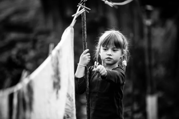 Belle Petite Fille Cinq Ans Avec Une Pince Linge Corde — Photo