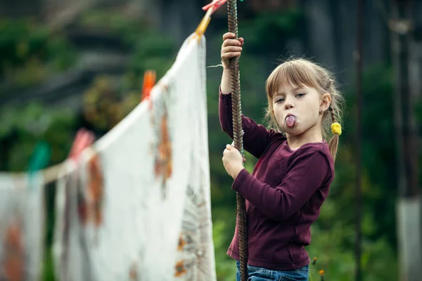 Kleines Mädchen Freien Blickt Die Kamera Und Zeigt Die Sprache — Stockfoto