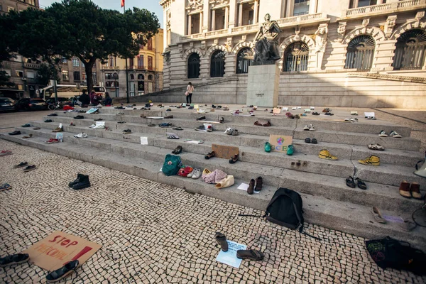 Porto Portugal Sep 2020 Global Strike Climate 与会者安排在波尔图市政厅前的台阶上安装旧鞋子 — 图库照片
