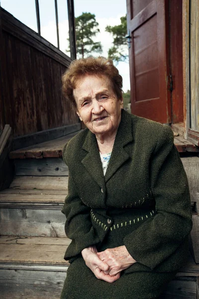 Kırsal Bir Evin Verandasında Oturan Yaşlı Kadın — Stok fotoğraf