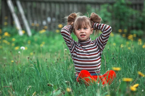 Kleines Mädchen Sitzt Draußen Grünen Park — Stockfoto