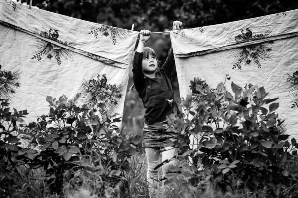 Kislány Ruhaszárítóval Szabadban Fekete Fehér Fotózás — Stock Fotó