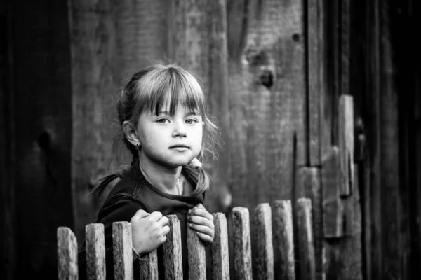 Portrét Dítěte Stojícího Venkovského Plotu Černobílá Fotografie — Stock fotografie
