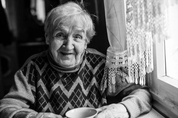 Stará Žena Okna Černobílá Fotografie — Stock fotografie