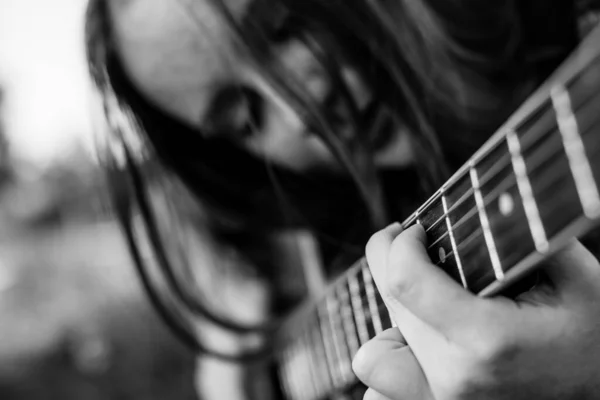 Dedos Las Cuerdas Chica Tocando Guitarra Acústica Fotografía Blanco Negro —  Fotos de Stock