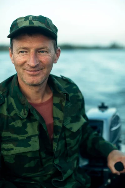 Een Visser Camouflage Rijdt Met Een Motorboot Het Meer — Stockfoto