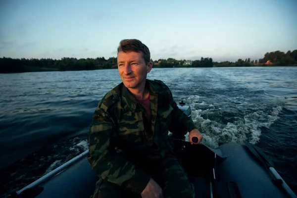 Visser Camouflage Rijdt Met Een Motorboot Het Meer Schemering — Stockfoto