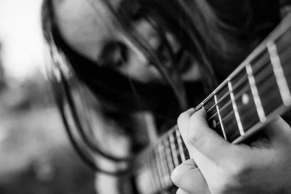 Dedos Las Cuerdas Chica Tocando Guitarra Acústica Fotografía Blanco Negro Fotos de stock libres de derechos
