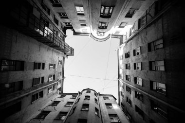 St. Petersburg 'un eski semtindeki avluda. Siyah beyaz fotoğraf.