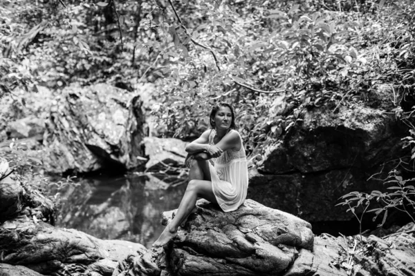 Uma Jovem Perto Uma Cascata Tailândia Foto Preto Branco — Fotografia de Stock