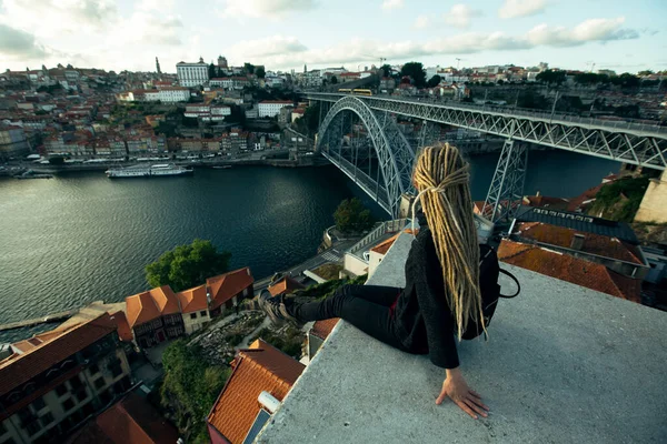 Młoda Kobieta Siedząca Widoku Naprzeciwko Mostu Dom Luis Porto Portugalia — Zdjęcie stockowe