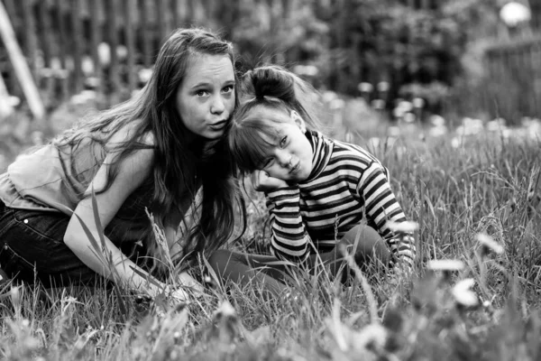 Små Systrar Leker Utomhus Byn Svart Och Vitt Fotografi — Stockfoto