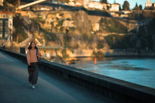 Μια Νεαρή Γυναίκα Περπατά Στο Ανάχωμα Του Ποταμού Της Πόλης — Φωτογραφία Αρχείου