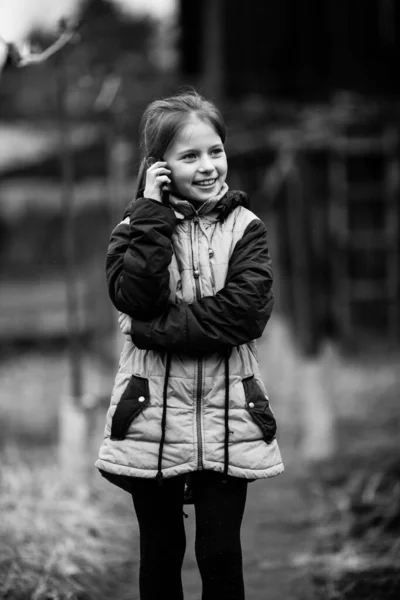 Kleines Mädchen Das Auf Dem Handy Freien Spricht Schwarz Weiß — Stockfoto