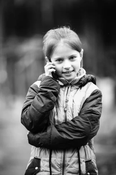 一个小女孩在电话里说话的画像 黑白摄影 — 图库照片
