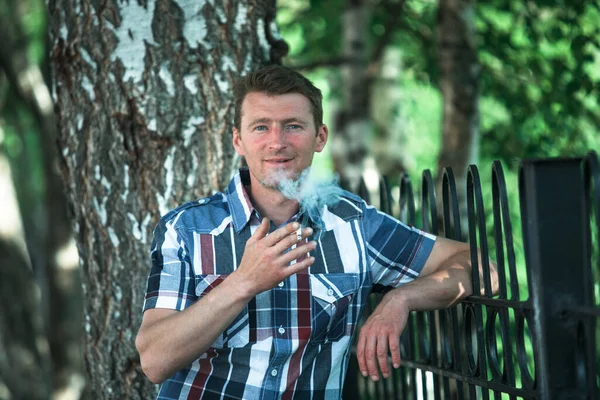 Dışarıda Sigara Içip Kameraya Bakan Adamın Portresi — Stok fotoğraf