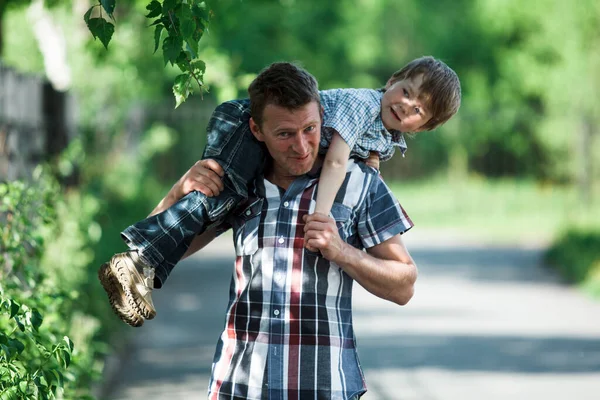 Vater Und Sein Kleiner Sohn Spielen Auf Der Straße — Stockfoto