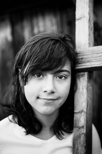 Una Chica Cercana Con Ojos Expresivos Retrato Blanco Negro — Foto de Stock