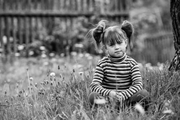 公園で遊んでいる素敵な女の子 白黒写真 — ストック写真