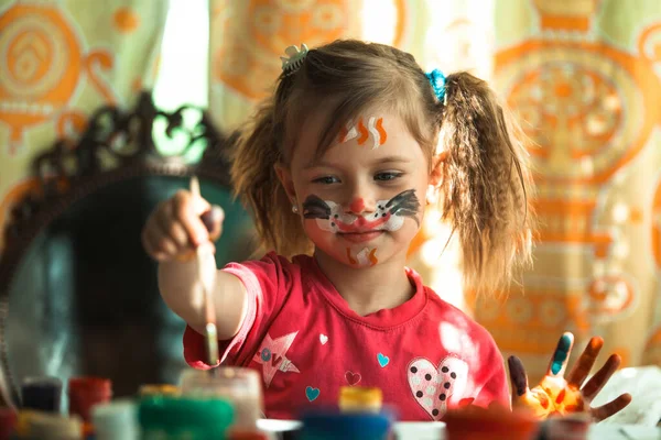 Pequeña Linda Artista Chica Con Pintura Cara —  Fotos de Stock