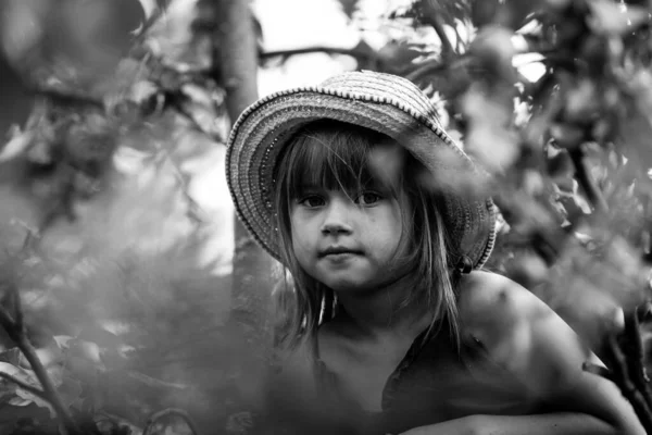 Pequena Menina Bonito Chapéu Palha Parque Fotografia Preto Branco — Fotografia de Stock