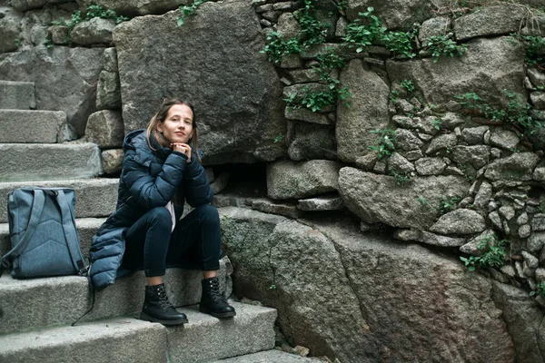 Young Woman Bag Sits Steps Ancient Stone Staircase Old City — Stock Photo, Image