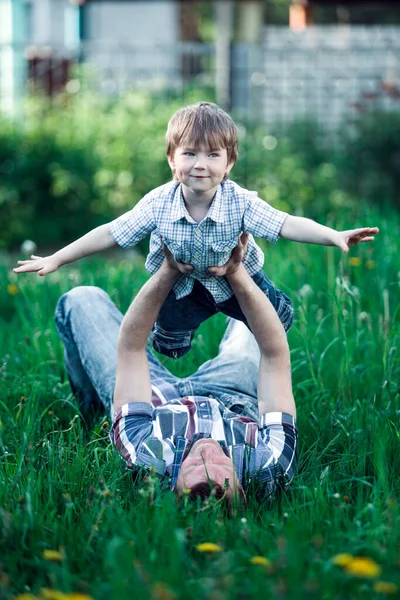 Joven Padre Pequeño Hijo Jugando Hierba —  Fotos de Stock