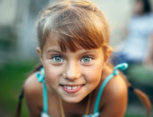 Gros Plan Portrait Une Petite Fille Émotionnelle — Photo