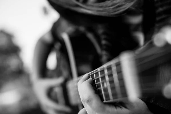 Dedos Las Cuerdas Chica Tocando Guitarra Acústica Foto Blanco Negro —  Fotos de Stock