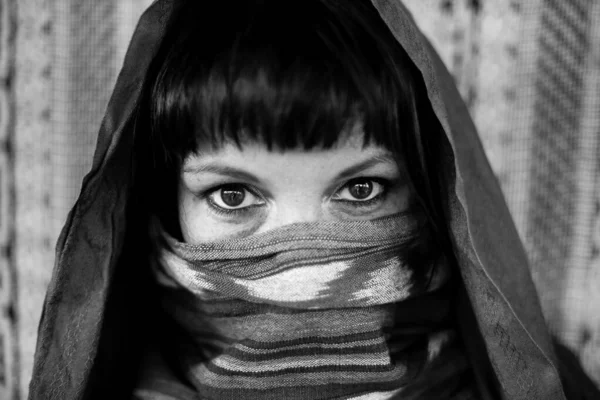 Close Portrait Woman Covering Her Face Veil Black White Photography — Stock Photo, Image
