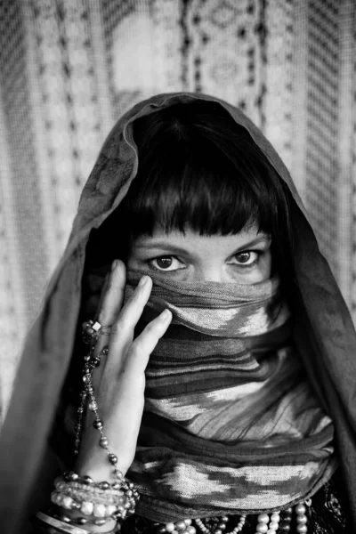 Retrato Una Mujer Cubriéndose Cara Con Velo Fotografía Blanco Negro —  Fotos de Stock